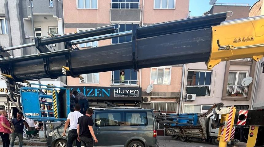Y&uuml;k asans&ouml;r&uuml; minib&uuml;s&uuml;n &uuml;zerine b&ouml;yle devrildi