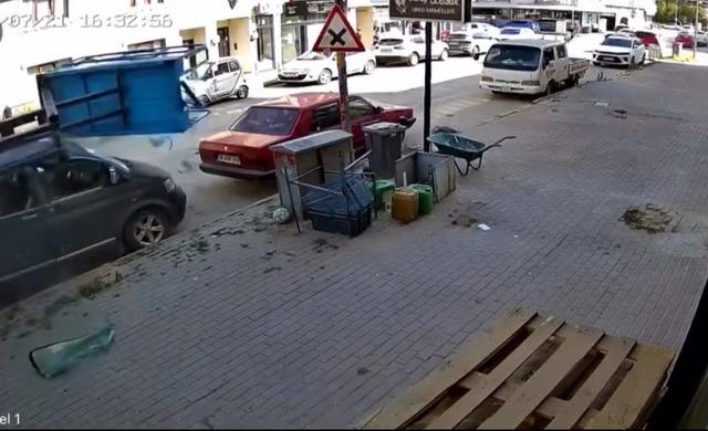 Yük asansörü minibüsün üzerine böyle devrildi 6