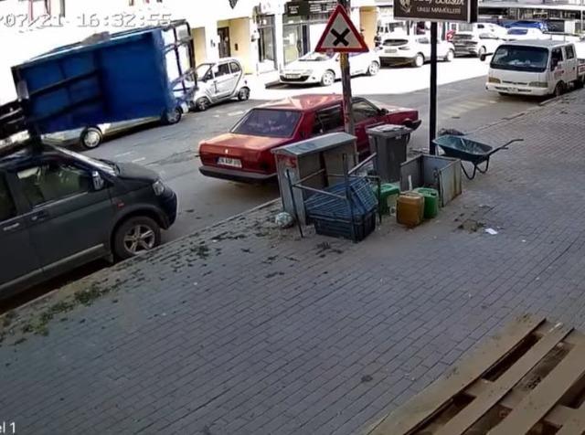 Yük asansörü minibüsün üzerine böyle devrildi 7