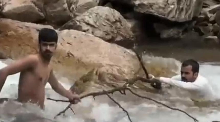 Uzung&ouml;l'de can pazarı: Dengesini kaybedip dereye d&uuml;şt&uuml;, kurtarmak isteyen arkadaşı akıntıya kapıldı