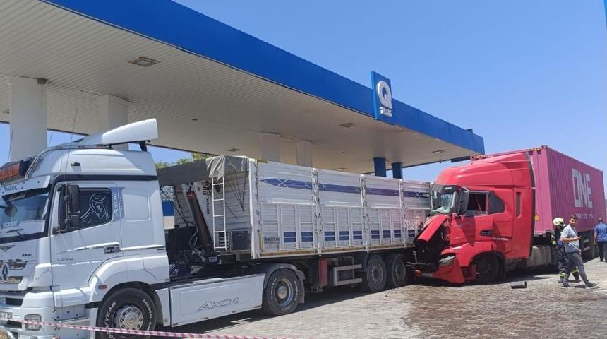 Baygınlık ge&ccedil;iren tır şof&ouml;r&uuml; istasyonda yakıt alan başka bir tıra &ccedil;arptı
