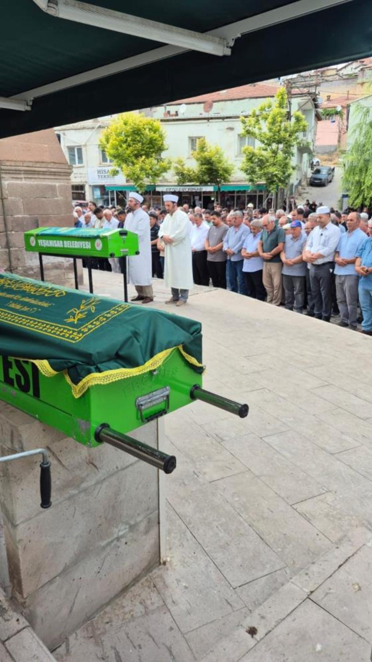 Teknenin alabora olması sonucu hayatını kaybeden 3 kişi yan yana son yolcuğuna uğurlandı 2