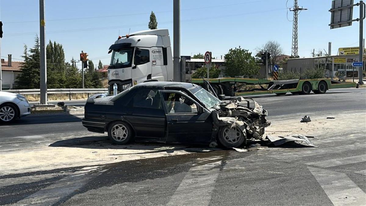 Aksaray’da otomobil vince arkadan çarptı: 3 yaralı