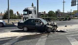 Aksaray&rsquo;da otomobil vince arkadan &ccedil;arptı: 3 yaralı