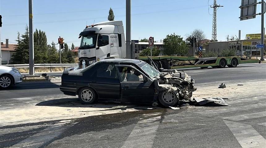 Aksaray&rsquo;da otomobil vince arkadan &ccedil;arptı: 3 yaralı