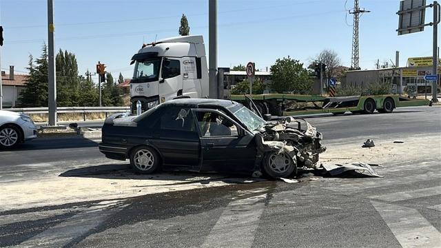 Aksaray’da otomobil vince arkadan çarptı: 3 yaralı