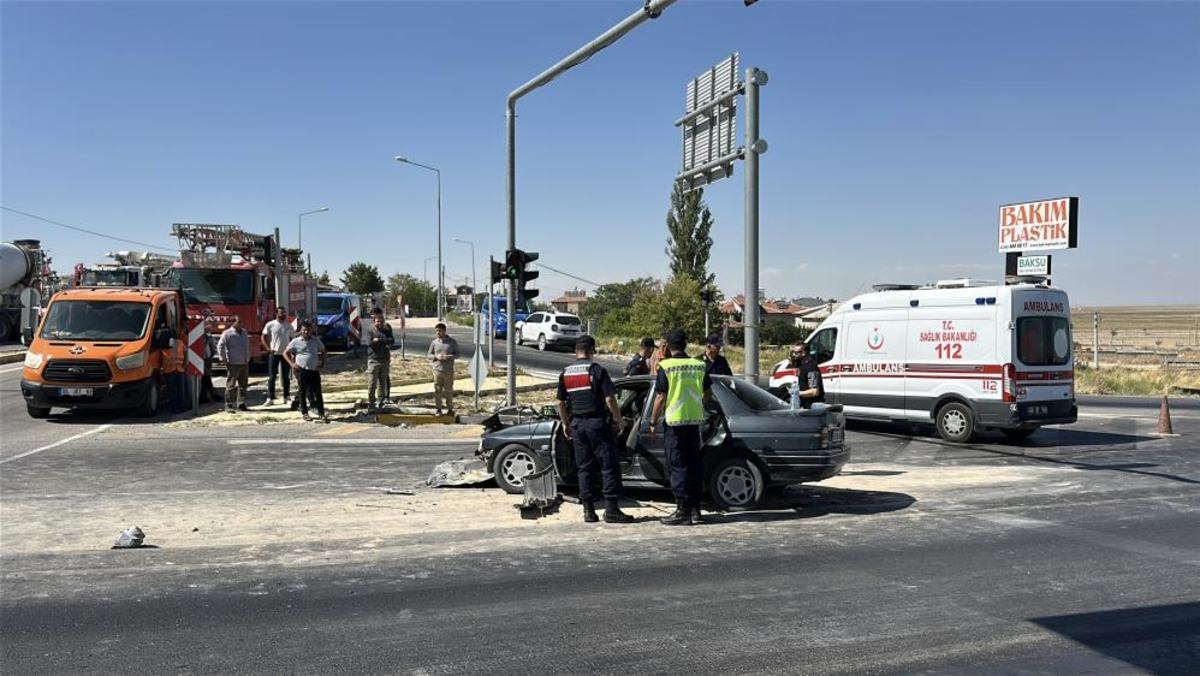 Aksaray’da otomobil vince arkadan çarptı: 3 yaralı 1
