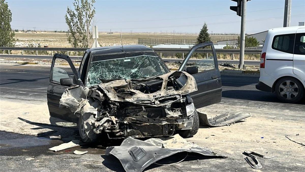 Aksaray’da otomobil vince arkadan çarptı: 3 yaralı 2