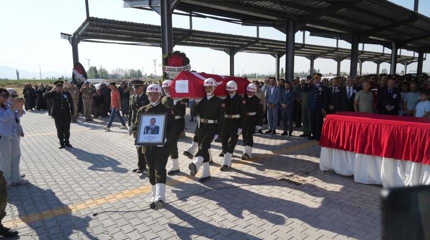 Hava Harp Okulu &ouml;ğrencisi Veli Bilgin, memleketi Niğde'de son yolculuğuna uğurlandı