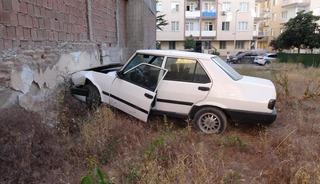 Duvara &ccedil;arpan otomobilin s&uuml;r&uuml;c&uuml;s&uuml; kayıplara karıştı