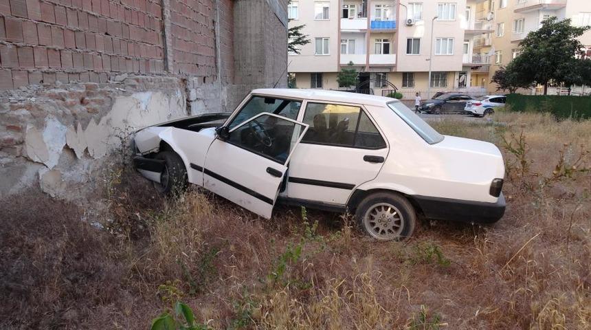 Duvara &ccedil;arpan otomobilin s&uuml;r&uuml;c&uuml;s&uuml; kayıplara karıştı