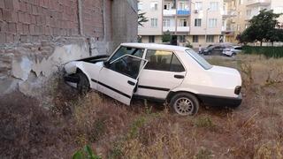 Duvara çarpan otomobilin sürücüsü kayıplara karıştı
