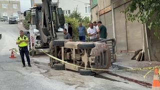 Forklift rampa aşağı inerken devrildi: 1’i ağır 2 yaralı