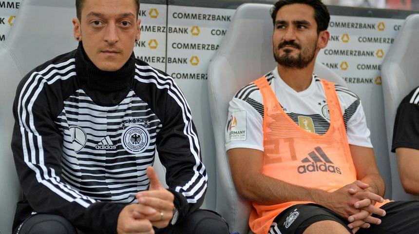 Angela Merkel Mesut Özil ve İlkay Gündoğan için destek istedi!
