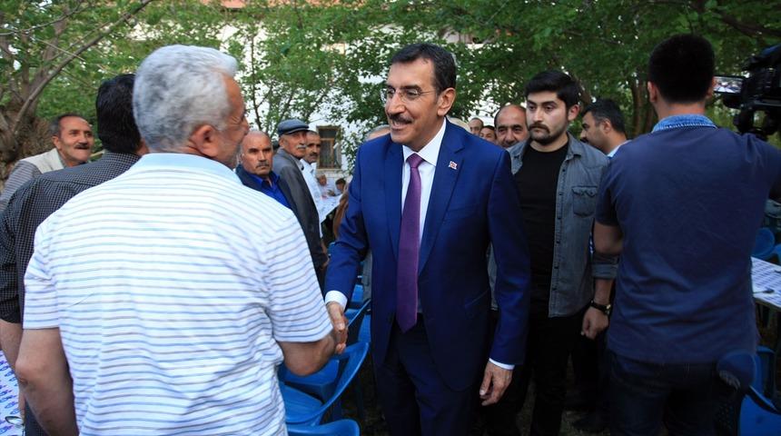 "Kulaktan dolma bilgilerle millete akıl vermeye kalkıyor"