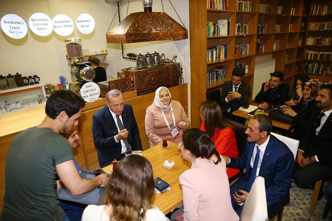 Cumhurbaşkanı Recep Tayyip Erdoğan'dan Eskişehir'de s&uuml;rpriz kıraathane ziyareti