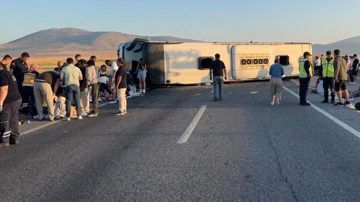 Yolcu otobüsü devrildi! 31 kişi yaralandı