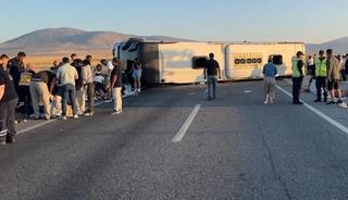 Yolcu otob&uuml;s&uuml; devrildi! 31 kişi yaralandı