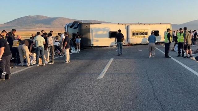 Yolcu otob&uuml;s&uuml; devrildi! 31 kişi yaralandı
