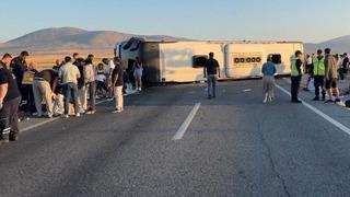 Yolcu otobüsü devrildi! 31 kişi yaralandı