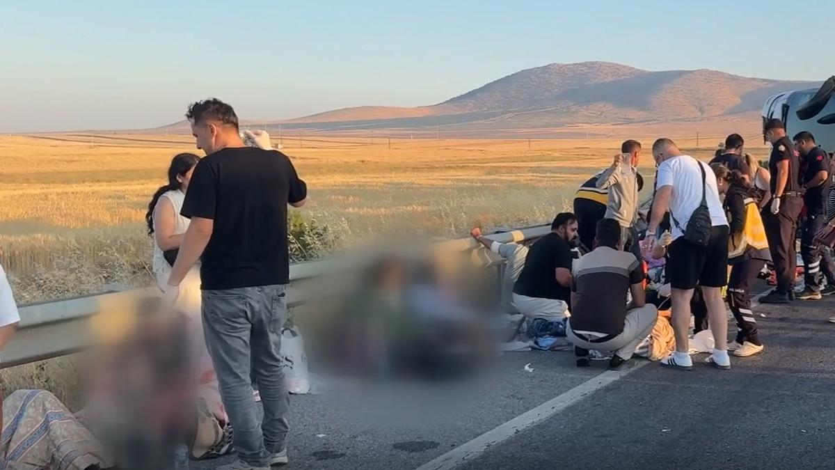Yolcu otob&uuml;s&uuml; devrildi! 31 kişi yaralandı 1