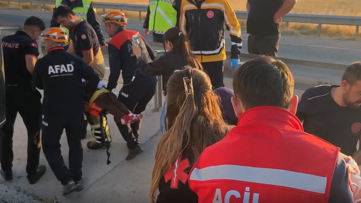 Yolcu otob&uuml;s&uuml; devrildi! 31 kişi yaralandı 2