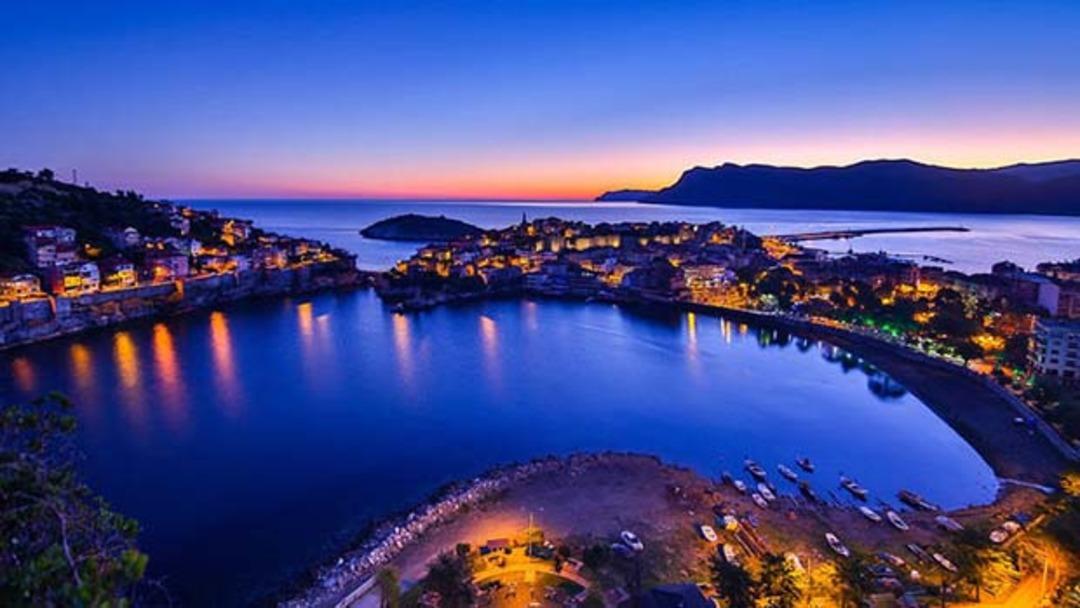 Amasra bayramda n&uuml;fusunun 10 katı turist ağırlayacak