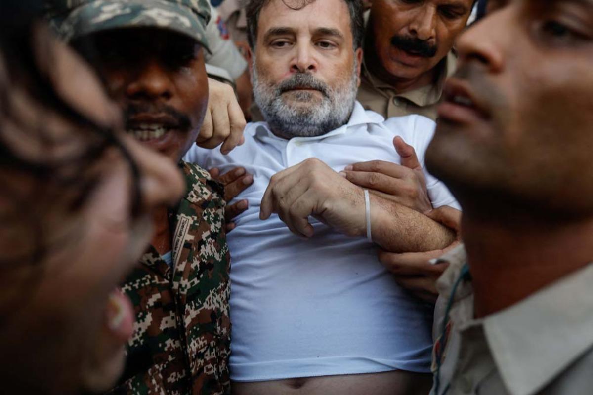 Muhalefet liderini yaka paça götürdüler! Rahul Gandhi yi polis böyle gözaltına aldı 1