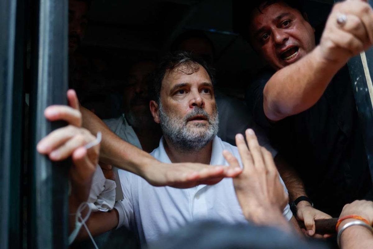 Muhalefet liderini yaka paça götürdüler! Rahul Gandhi yi polis böyle gözaltına aldı 2