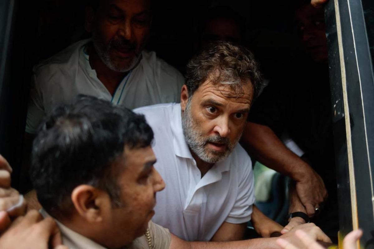 Muhalefet liderini yaka paça götürdüler! Rahul Gandhi yi polis böyle gözaltına aldı 3