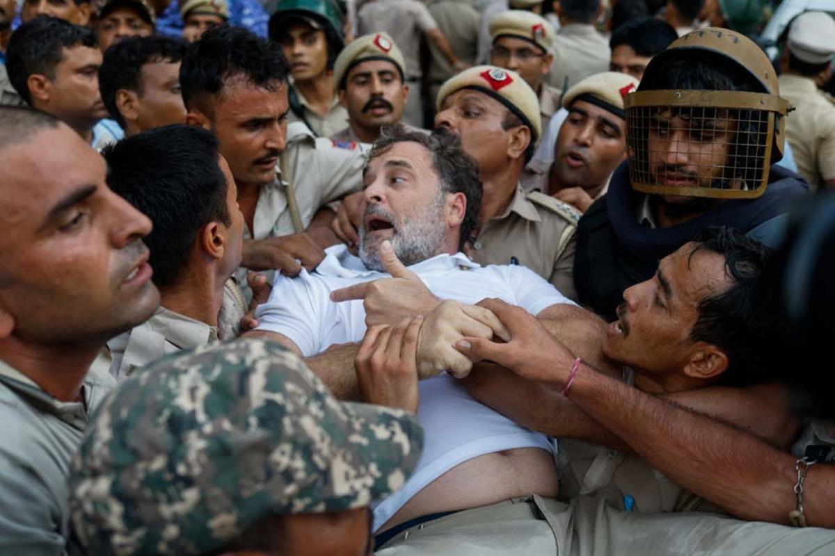 Muhalefet liderini yaka paça götürdüler! Rahul Gandhi yi polis böyle gözaltına aldı 4