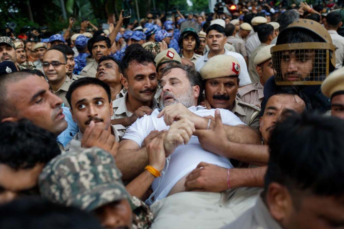 Muhalefet liderini yaka paça götürdüler! Rahul Gandhi yi polis böyle gözaltına aldı 5