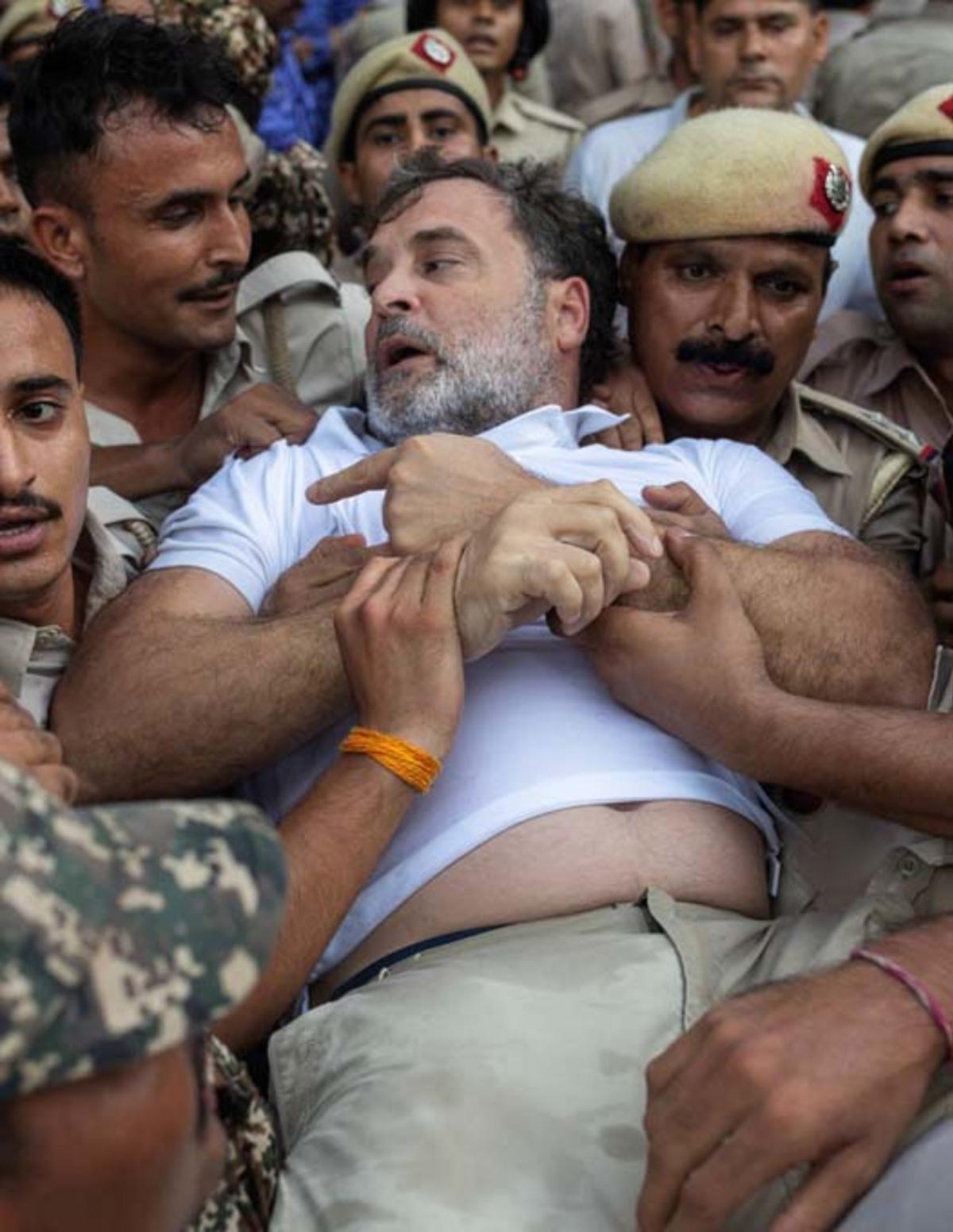 Muhalefet liderini yaka paça götürdüler! Rahul Gandhi yi polis böyle gözaltına aldı 6