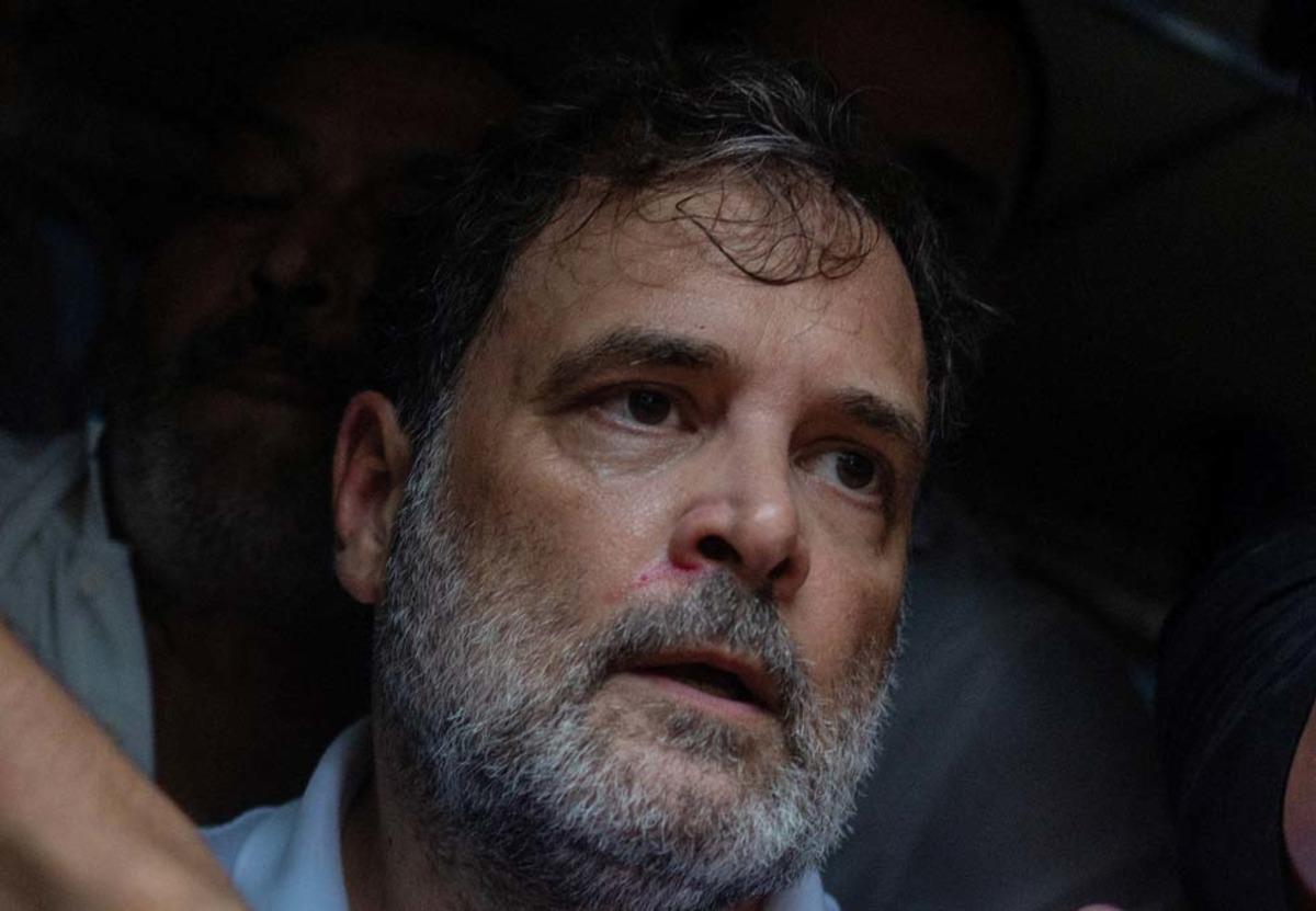Muhalefet liderini yaka paça götürdüler! Rahul Gandhi yi polis böyle gözaltına aldı 7