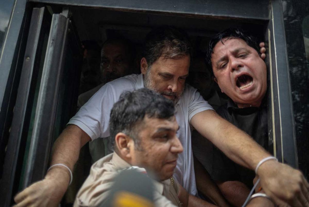 Muhalefet liderini yaka paça götürdüler! Rahul Gandhi yi polis böyle gözaltına aldı 8