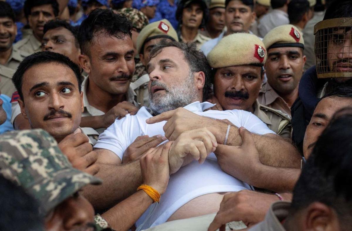 Muhalefet liderini yaka paça götürdüler! Rahul Gandhi yi polis böyle gözaltına aldı 9