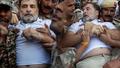 Muhalefet liderini yaka pa�a g�t�rd�ler! Rahul Gandhi'yi polis b�yle g�zalt�na ald�
