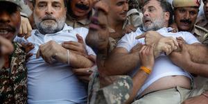 Muhalefet liderini yaka pa&ccedil;a g&ouml;t&uuml;rd&uuml;ler! Rahul Gandhi'yi polis b&ouml;yle g&ouml;zaltına aldı