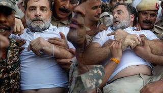 Muhalefet liderini yaka pa&ccedil;a g&ouml;t&uuml;rd&uuml;ler! Rahul Gandhi'yi polis b&ouml;yle g&ouml;zaltına aldı