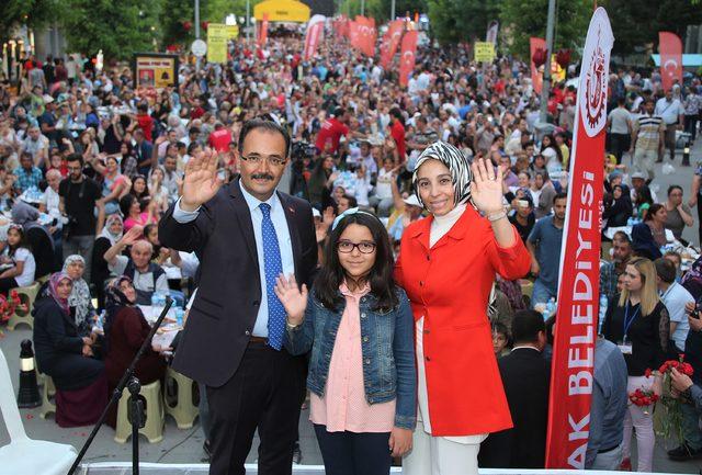 Uşak Belediyesi'nden 30 bin kişiye iftar