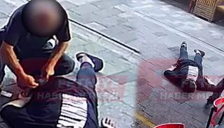 B&ouml;ylesi g&ouml;r&uuml;lmedi! Fenalaşarak yere yığılan gencin parasını &ccedil;aldı