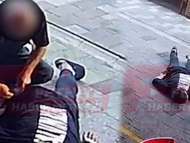 B&ouml;ylesi g&ouml;r&uuml;lmedi! Fenalaşarak yere yığılan gencin parasını &ccedil;aldı