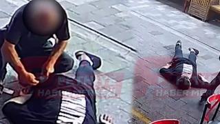 Böylesi görülmedi! Fenalaşarak yere yığılan gencin parasını çaldı