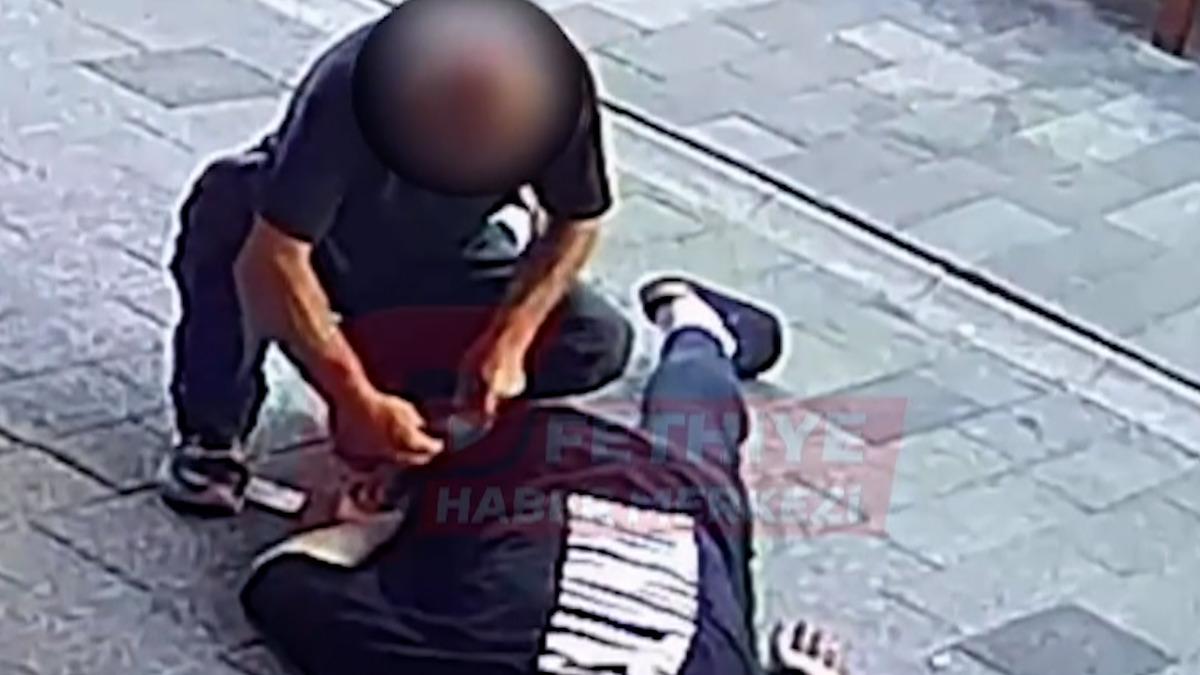 B&ouml;ylesi g&ouml;r&uuml;lmedi! Fenalaşarak yere yığılan gencin parasını &ccedil;aldı 1