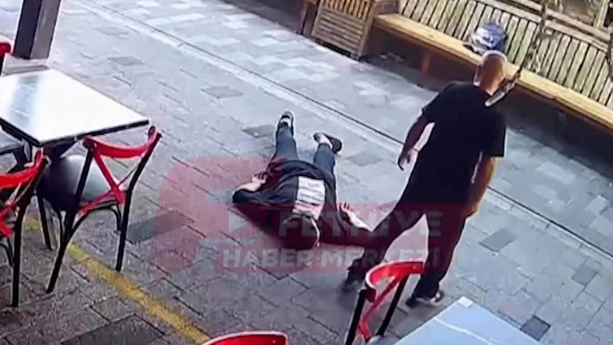B&ouml;ylesi g&ouml;r&uuml;lmedi! Fenalaşarak yere yığılan gencin parasını &ccedil;aldı 2