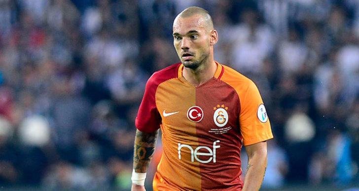 Toplamda 5 sezon Galatasaray forması giyen Hollandalı yıldız, gösterdiği performansla taraftarın sevgilisi olmuştu.