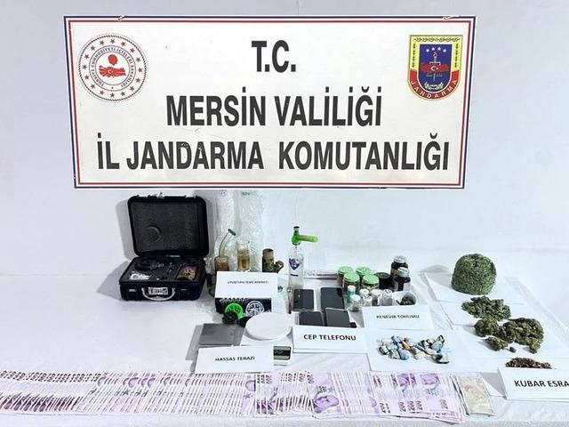Uyuşturucu taciri 2 ş&uuml;pheli yakalanıp tutuklandı