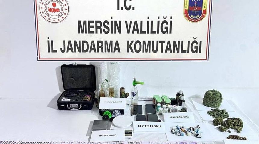 Uyuşturucu taciri 2 ş&uuml;pheli yakalanıp tutuklandı