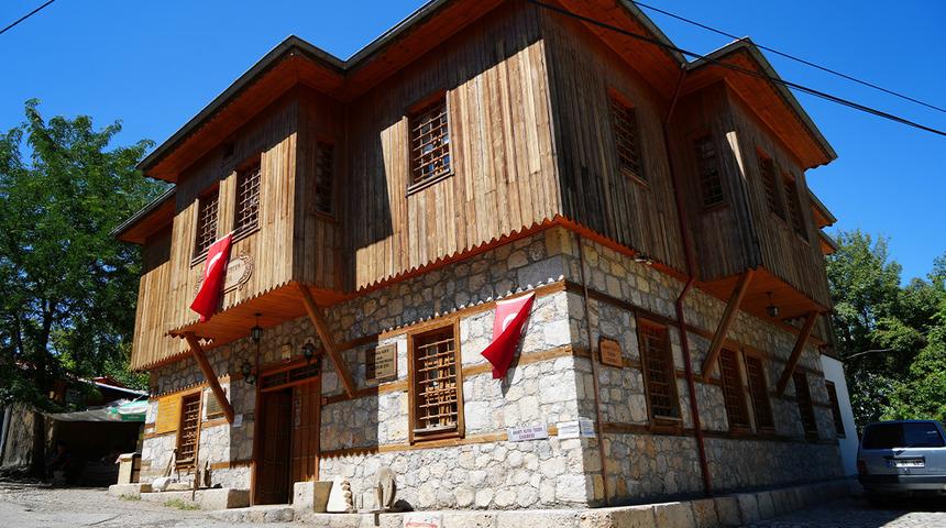 "Orda Bir K&ouml;y Var Uzakta"nın yazıldığı k&ouml;y ortaya &ccedil;ıktı! 300 yıllık evleri g&ouml;renleri b&uuml;y&uuml;l&uuml;yor