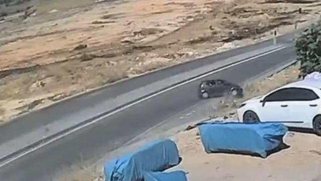 Gaziantep’te kontrolden çıkan araç menfezde ters döndü